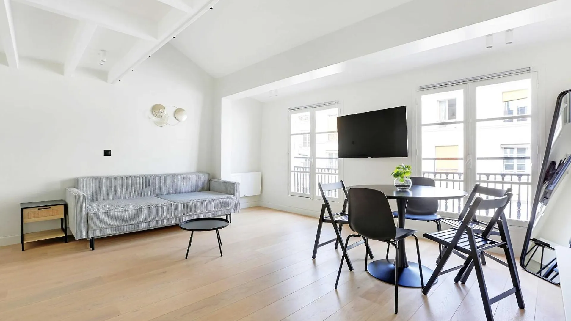 Charming Air-Conditioned Apt For A Cosy Atmosphere contacts